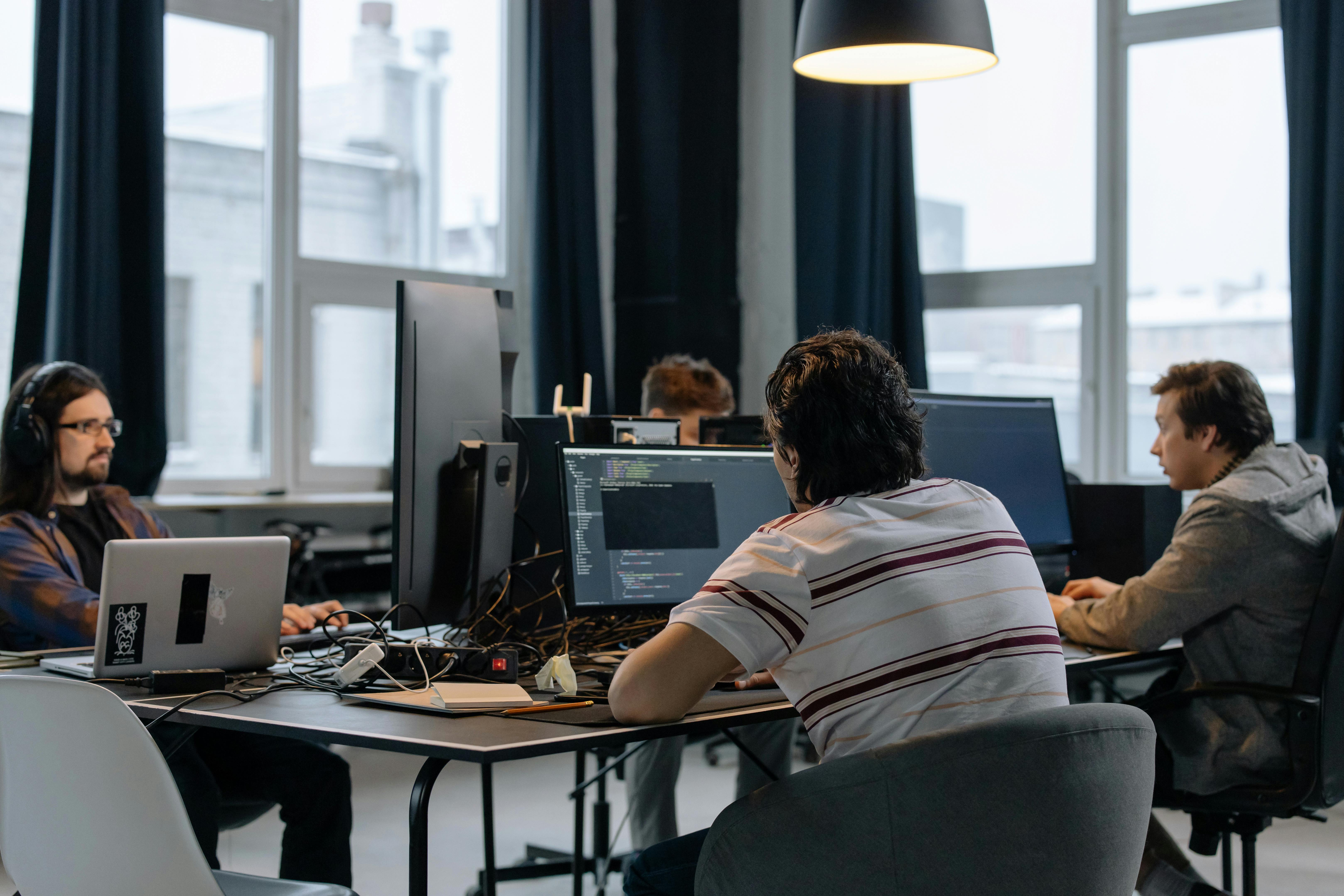 Membres d'EffiCYence en session de travail dans le local